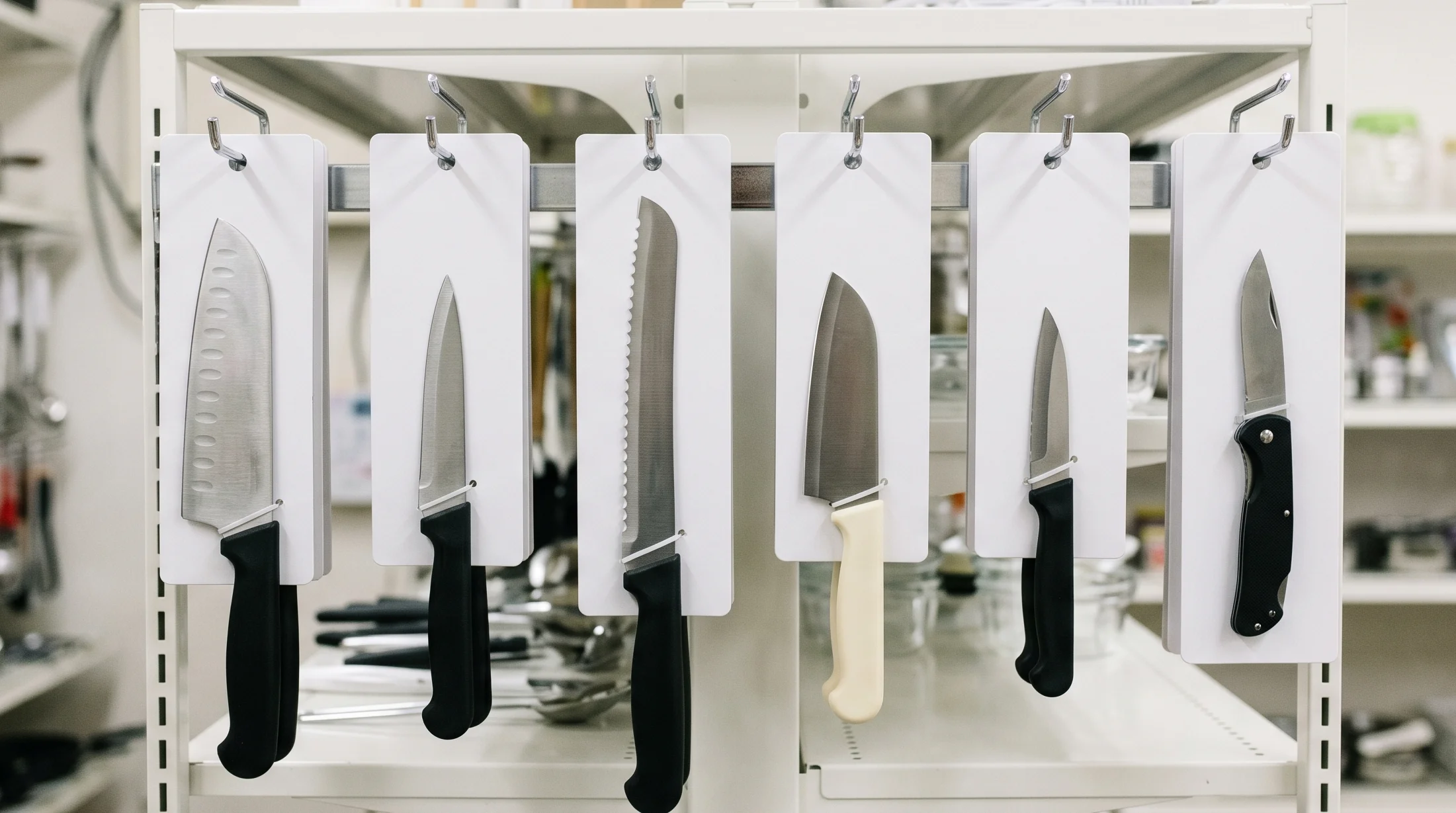 2026年4月のダイソー包丁売り場に並ぶ新作ラインナップ