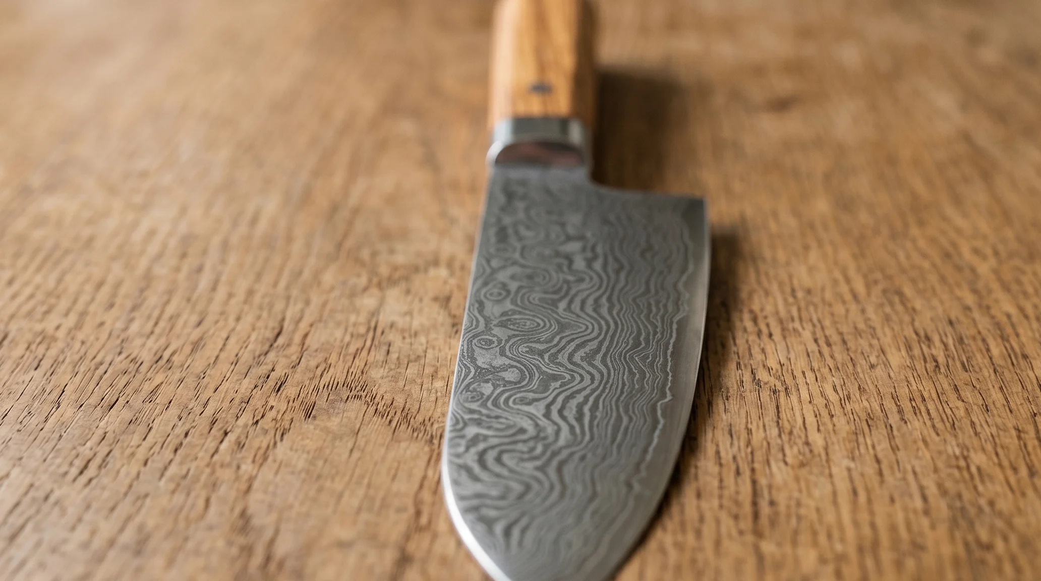 ダマスカス鋼の波模様が美しい1万円帯の包丁イメージ