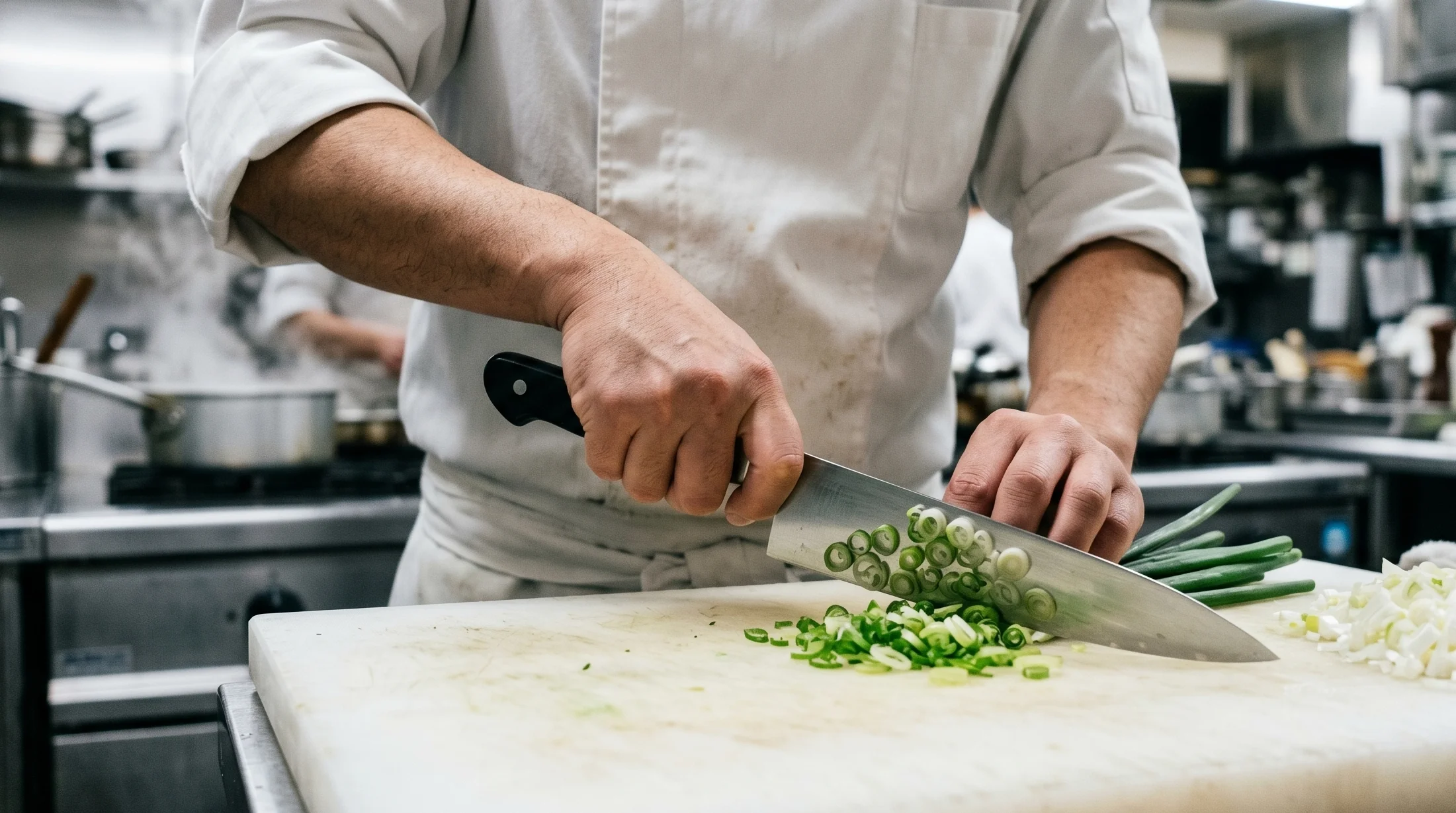 プロの料理人が使う業務用包丁とまな板の風景