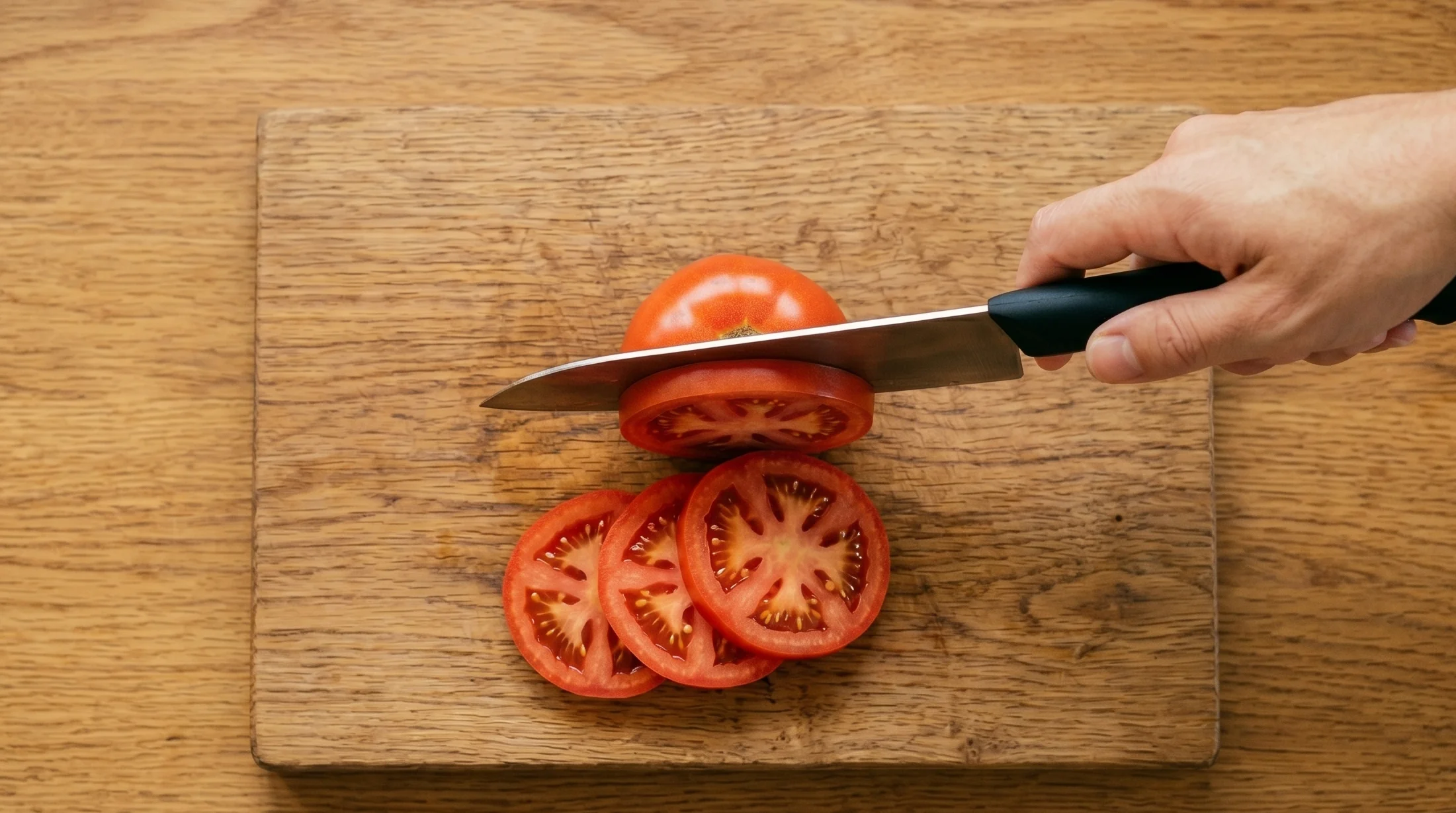 冷えたトマトを綺麗にスライスできた包丁の切れ味の様子