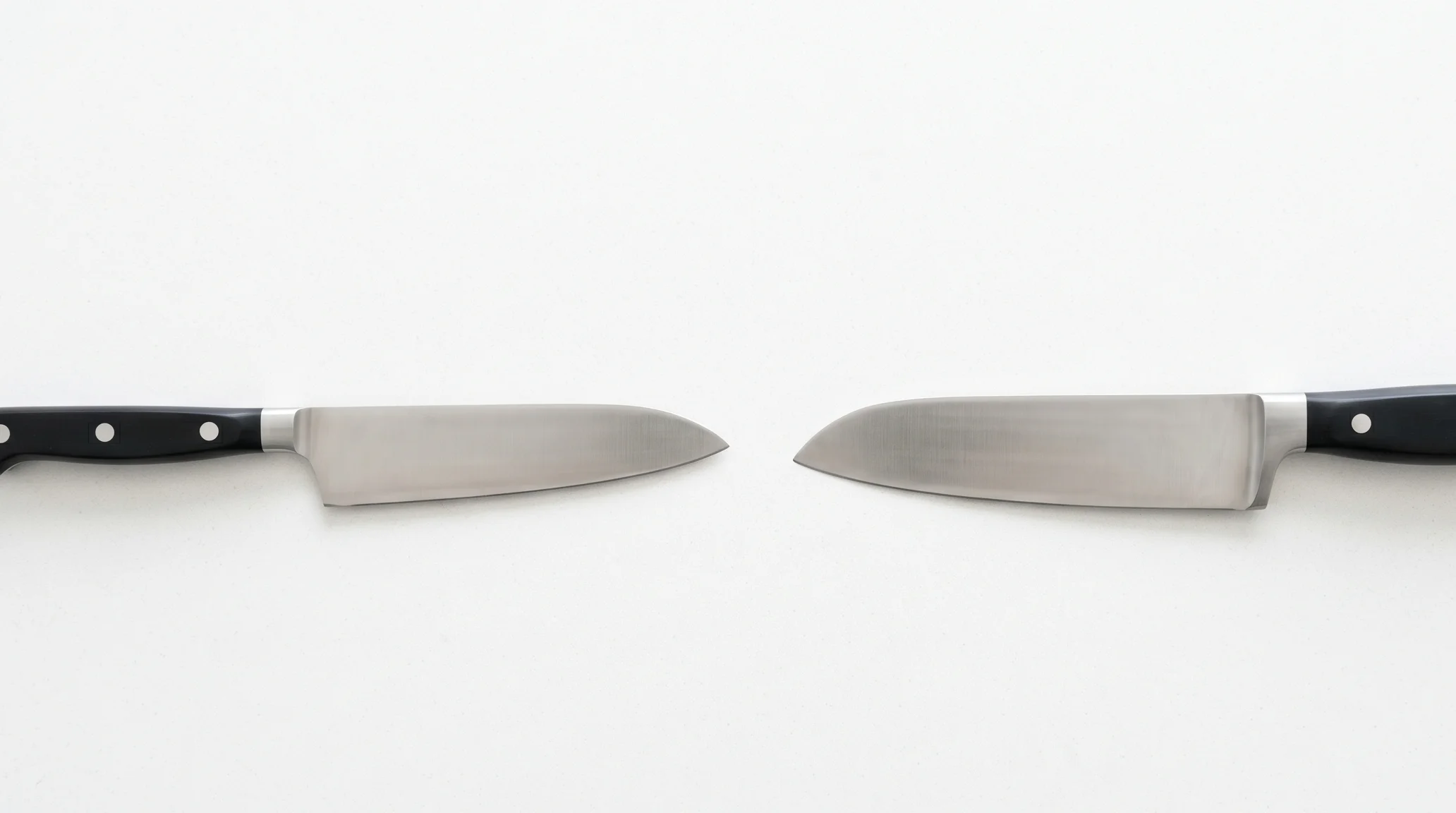 標準タイプとライトタイプの三徳包丁2本を並べた比較フラットレイ