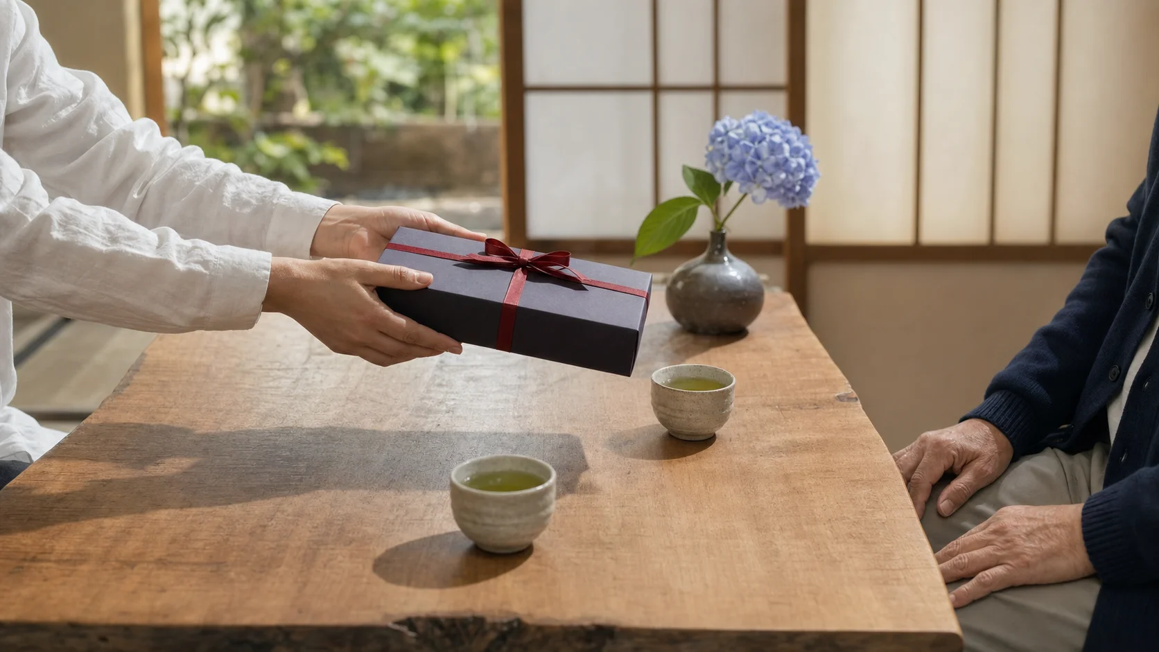父の日に義父へ包丁ギフトを両手で差し出すリビングの場面