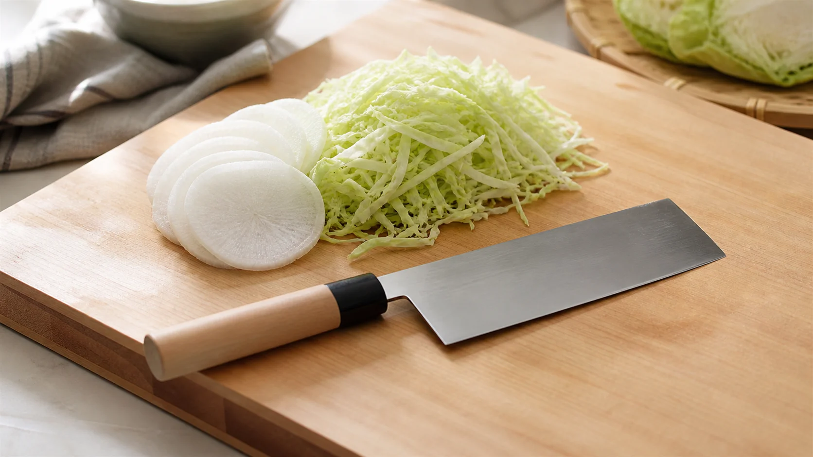 菜切り包丁で野菜を千切りにした画像